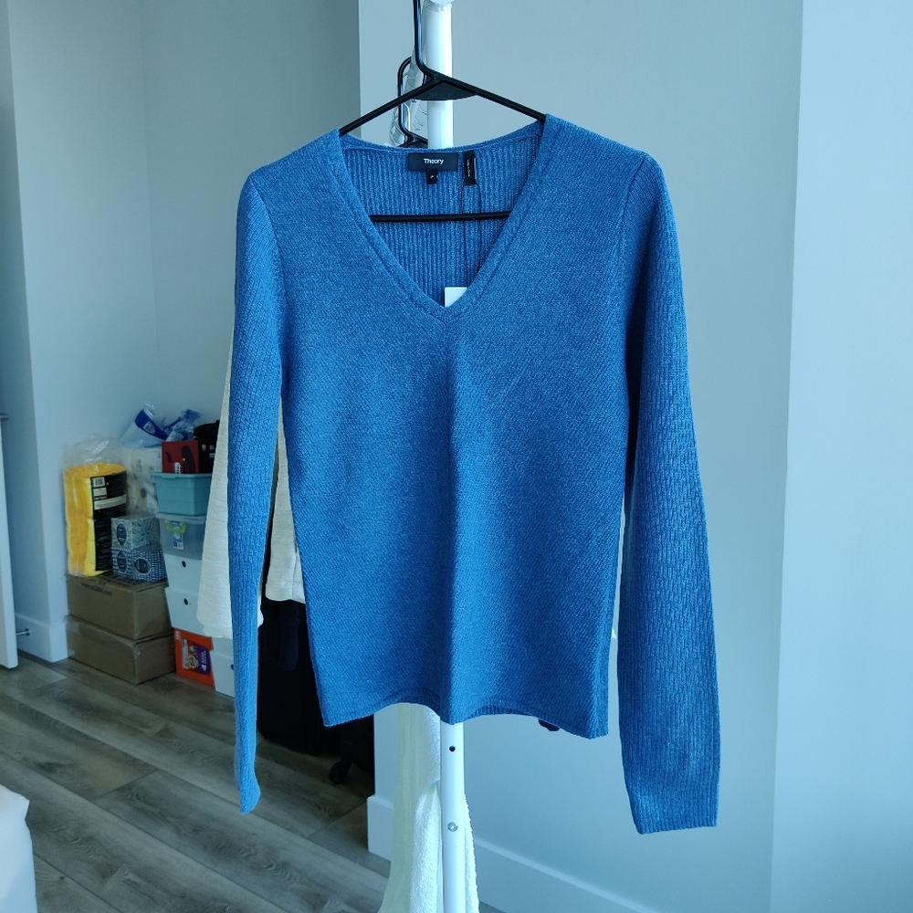 Theory soft cashmere V-neck sweater